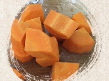 step4: 紅蘿蔔切塊。