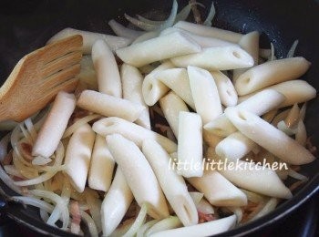 step2: 下年糕，白酒炒勻