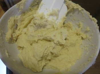 step3: 筛入低粉，用刮刀稍微拌和，至基本无干粉