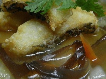step7: 將湯汁舀出後，再放上炸得酥脆的魚塊，外酥內嫩~吃起來十分過癮