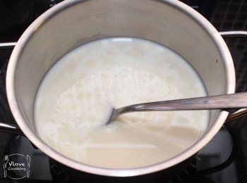 step3: 其餘無糖豆漿,低脂忌廉,砂糖倒入小鍋用小火煮熱至冒煙(不用滾起), 之後取出當中2湯匙攪溶魚膠粉