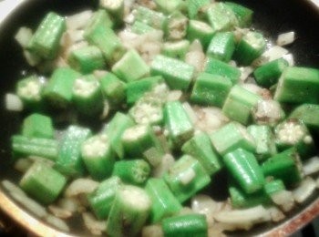 step3: 下秋葵及所有調味料，炒3分鐘，然後蓋上鍋蓋轉小火煮8分鐘即成！