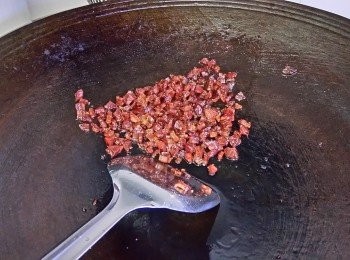step2: 把臘腸切粒，再下鑊炒熟。