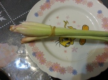 step9: 香茅搗碎。