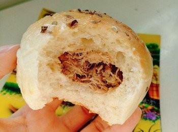 step4: 掃上蛋液(可略)，然後灑上香草作裝飾。放入已預熱焗爐用190度焗20分鐘。