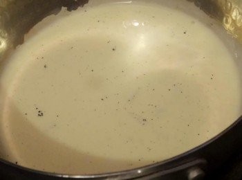 step1: 將鮮奶油與香草豆莢加熱至冒泡備用。