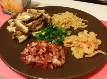 step3: 將冬菇,蝦米,瑤柱,臘腸先蒸10-15分鐘，待凉備用