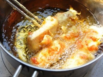 step7: 放入油鍋中炸至金黃