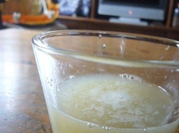 step6: 李子牙齒冒出頭後，我就盡量不用奶瓶裝果汁了 之前過濾完葡萄汁後，還會把葡萄泥為小李子 現在習慣用湯匙後，果汁，通常就連泥一起用餵的 接受度還不錯