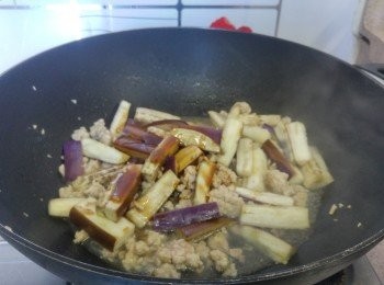 step6: 下水及<span class="group_3">汁料</span>中火煮一會至茄子軟身（不要煮爛）及稍為收汁