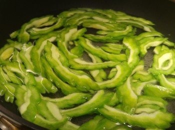 step3: 將苦瓜沖洗乾淨後, 用熱水焯2分鐘之後隔水備用。