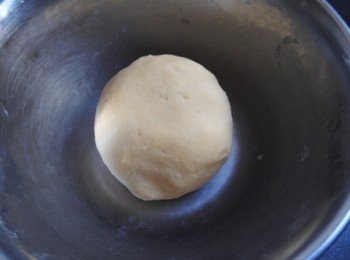 step10: 手掌嘅熱力會將牛油自然溶解,將麵團壓成團