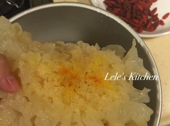 step1: 先將白木耳泡水一小時，等待變軟後
翻過來用剪刀 將黃色的硬底部剪去