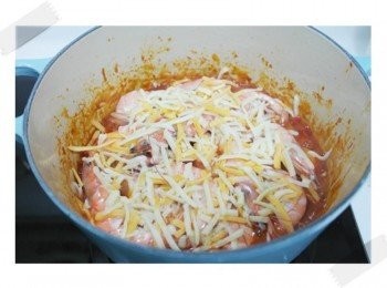 step8: 灑上起士絲~~~ 蓋上鍋蓋1分鐘:)