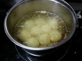 step12: 油大滾先熄火,將粉團放入浸炸(不要開火)