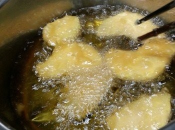 step5: 煮滾油後熄火降溫,落蕃薯浸炸,炸到蕃薯升起後才開大火炸,迫出油份炸到金黃(熄火炸作用是不會外邊燶而內裡還未熟)(炸到感覺到脆漿硬身即可(炸時中途反一反蕃薯才會炸得均勻)