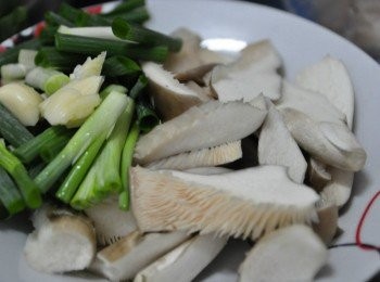 step1: 將鮑魚菇斜切片狀，青蔥切段，蒜頭拍碎