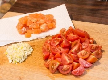 step1: 蒜頭去皮切碎，三文魚切粒，蕃茄切粒 另外開始煲一大煲熱水(之後會煮意粉用)