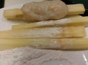 step3: 竹蔗表面撲粟粉。