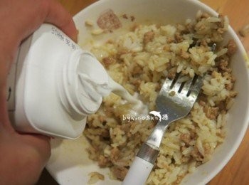 step4: 和飯拌勻加50CC鮮奶