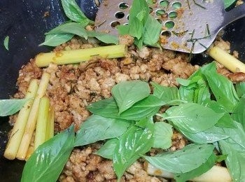 step3: 味道可以，就可以熄火。而家就加入金不換，拌勻就得喇。而家煎埋隻太陽蛋🍳就得喇。