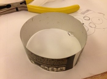 step18: 汽水罐剪成3cm闊的長條。