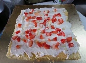 step25: 將一片蛋糕搽上適量忌廉,放上適量士多啤梨粒做餡,再舖上另一塊蛋糕