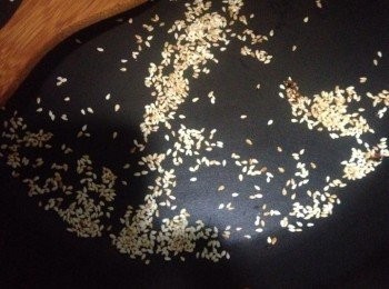 step2: 用平底鍋將白芝麻炒香兜起後備用。