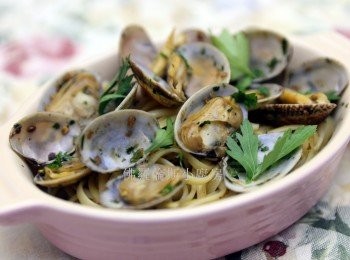 step5: 原鍋加入已烚好的意粉快炒
意粉上碟加入已炒好的蜆