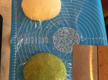 step2: 然後把麵團取出5分之3，餘下加綠茶粉打至均勻上色。分別蓋上，發酵至2倍大，大約50分鐘。