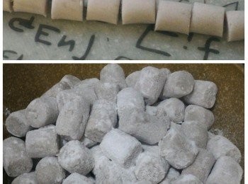 step3: 把步驟(2)捏按及搓揉成長條形然後切小段再沾上少量木薯粉。