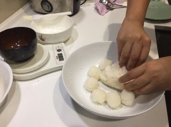 step4: 然後將粉糰分成25克一個小粉糰