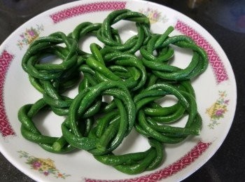 step3: 再將豆角用繩結方式扭成一個圈