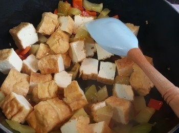 step3: 加入豆腐炒勻。