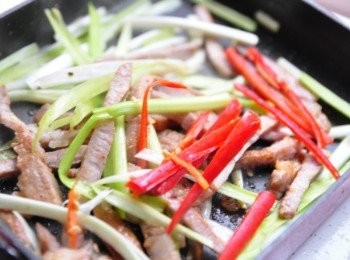 step7: 再將松阪肉絲及辣椒絲下鍋拌炒，再加入適量的【龜甲萬-料亭和露】及灑些胡椒粉調味即可