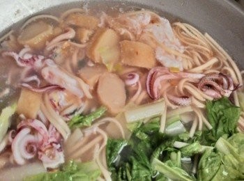 step3: 高湯滾後依序放入蛤立,煮開後~放入一把麵條 在加一點水繼續煮滾最後放入大量的小捲煮熟後 加入鹽巴調味及青菜~完成