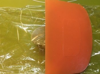 step9: 每份<span class="group_2">菠蘿皮</span>用保鮮紙上下蓋住，用膠刮片壓圓。