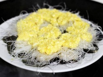 step3: 再鋪上蒜蓉；鍋裡把水燒開把擺好的盤的帶子放上去蒸8分鐘；香噴噴的蒜蓉粉絲蒸帶子出鍋了。