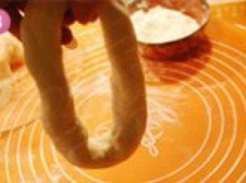 step3: 大<span class="group_1">麵團</span>可以分成2份，取一份中間掏個洞，用手來回捯飭的縷細