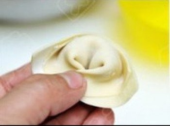 step6: 再將下方兩個角交錯壓實，捏緊後製成元寶形餛飩