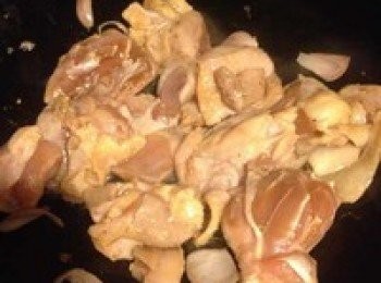 step4: 用一點點油起鍋，炒香一部分紅蔥頭，然後把醃製好的<a href="https://bit.ly/2ZxapeY" target="_blank" data-keyword="雞扒" class="guide-link"><strong>雞扒</strong></a> <span style="display:inline-block;vertical-align:middle;margin-top:-3px;color:initial;border-radius:3px;padding:2px 3px;font-size:12px;line-height:14px;background:#87d300;color:#fff;">即買</span> 放進去，兩面煎一下，八成熟就可以起鍋了。