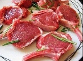 step4: 加入現磨胡椒粉、橄欖油、取1/2迷迭香葉，醃製30分鐘