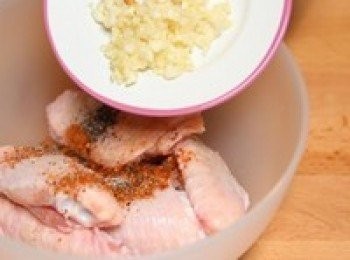 step2: 將把<a href="https://bit.ly/3zHU5V3" target="_blank" data-keyword="雞翼" class="guide-link"><strong>雞翼</strong></a> <span style="display:inline-block;vertical-align:middle;margin-top:-3px;color:initial;border-radius:3px;padding:2px 3px;font-size:12px;line-height:14px;background:#87d300;color:#fff;">即買</span> 、辣椒粉、胡椒碎、鹽和料酒加到碗中。倒入蒜蓉，混合均勻。醃製30分鐘