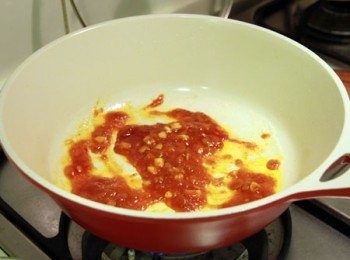 step3: 鍋中加少許油放入蒜末炒出香氣，加入蕃茄醬、辣豆瓣醬、糖煮入味，加入開水煮沸。