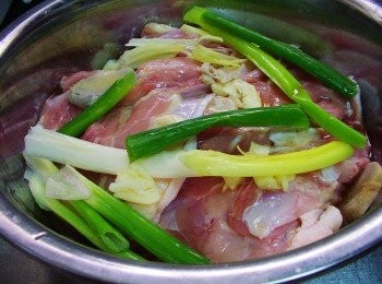 step1: 取<span class="group_2">浸泡湯汁</span>中紹興酒2~3大匙加上
蔥2根ˊ薑3~4片ˊ蒜頭3~4瓣ˊ鹽酌量ˊ
和去骨大雞腿一起略為醃漬入味