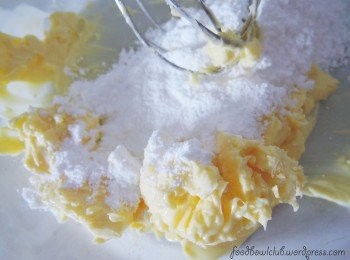 step2: 将奶油，糖粉和盐放入深碗中，然后拌匀。