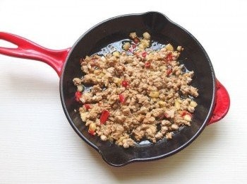 step4: 依序加入絞肉拌炒至上色