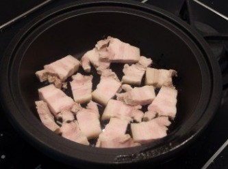 step2: 加入少許油熱鍋後,將五花肉片用中小火煸至焦香狀。