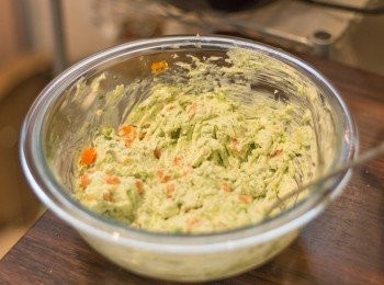 step6: 忌廉芝士先攪鬆，加入蒜頭﹑紅蘿蔔及西蘭花，下少許鹽及黑椒碎拌勻，試味