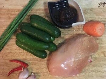 step1: 小黃瓜和蔥洗淨備用；炒料的沙茶醬和醬油先放一起；